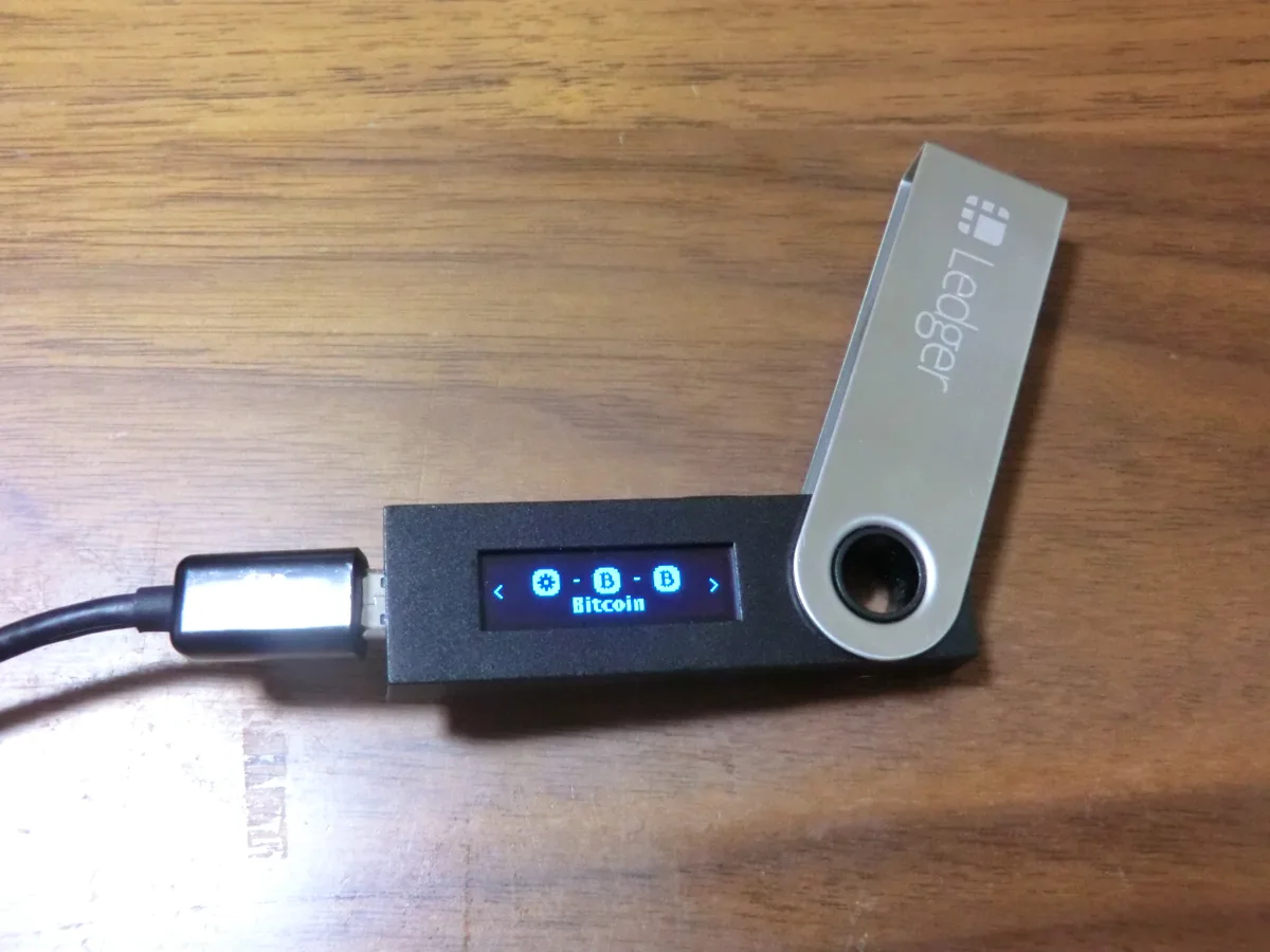لجر نانو اس متصل با USB و صفحهٔ روشن